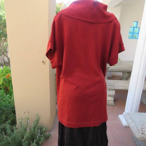 Knitted brick colour long top.Tiny knit-on sleeves and wide flowing collar.Size 46/22 by RENE TAYLOR