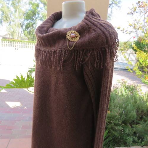 Fabulous acrylic doubleknit slip over cardigan in golden brown with some shine.Size 42/18. As new