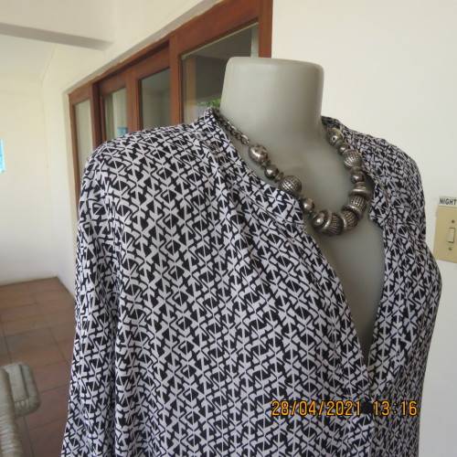 Trendsetting slip over top in black and white small patterns.Size 46/22 by IMAGE.100% viscose.As new