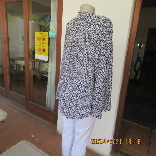 Trendsetting slip over top in black and white small patterns.Size 46/22 by IMAGE.100% viscose.As new