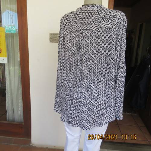 Trendsetting slip over top in black and white small patterns.Size 46/22 by IMAGE.100% viscose.As new
