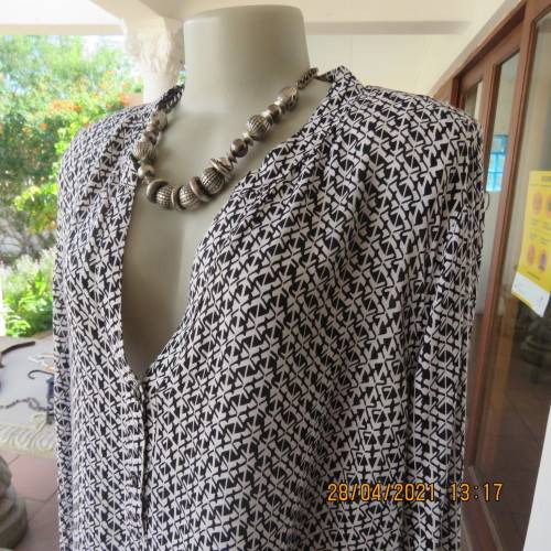 Trendsetting slip over top in black and white small patterns.Size 46/22 by IMAGE.100% viscose.As new