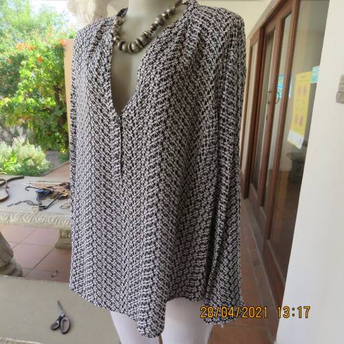 Trendsetting slip over top in black and white small patterns.Size 46/22 by IMAGE.100% viscose.As new