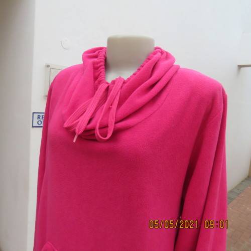 Warm magenta pink polyester fleeze long sleeve top. Pretty kangaroo pocket.Size 46/22.Unique collar