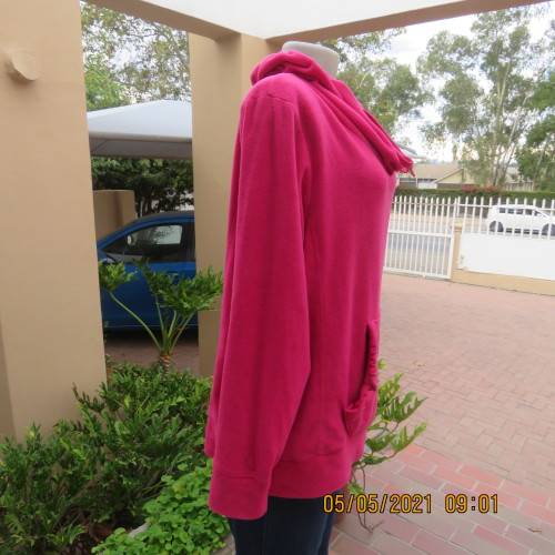 Warm magenta pink polyester fleeze long sleeve top. Pretty kangaroo pocket.Size 46/22.Unique collar