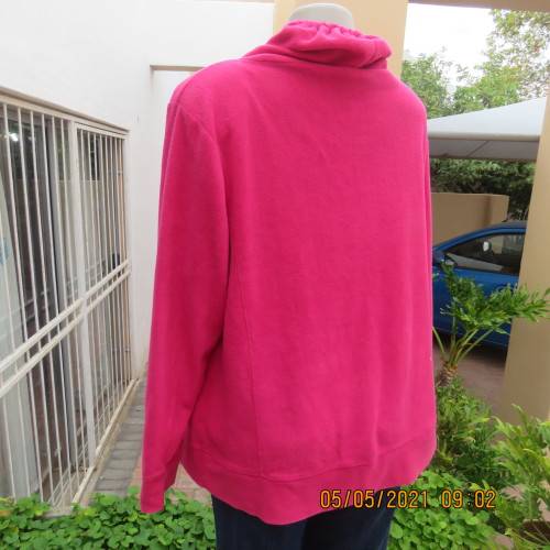 Warm magenta pink polyester fleeze long sleeve top. Pretty kangaroo pocket.Size 46/22.Unique collar