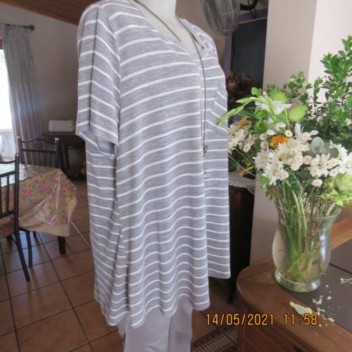 Soft easy to wear silvergrey and white stripes T shirt in viscose/poly blend.Size 44/20. As new