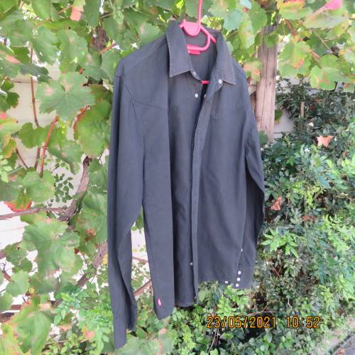 LEVI`S black long sleeve men`s shirt size M-chest 106cm. Western style yokes.100% cotton.