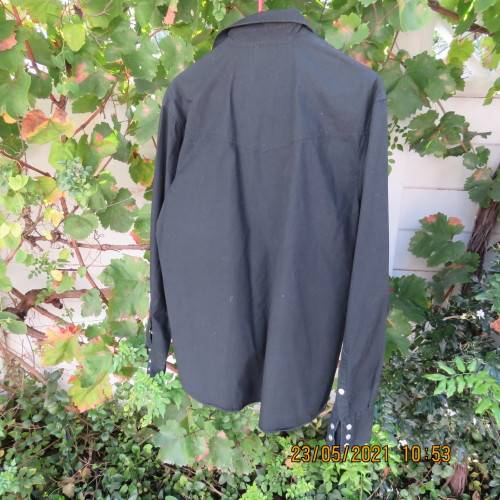 LEVI`S black long sleeve men`s shirt size M-chest 106cm. Western style yokes.100% cotton.