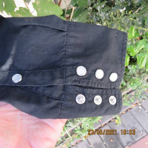 LEVI`S black long sleeve men`s shirt size M-chest 106cm. Western style yokes.100% cotton.