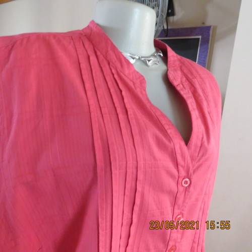 Beautiful magenta pink size 46/22 capped sleeve top by DONNA CLAIRE in 100% cotton from India.As new