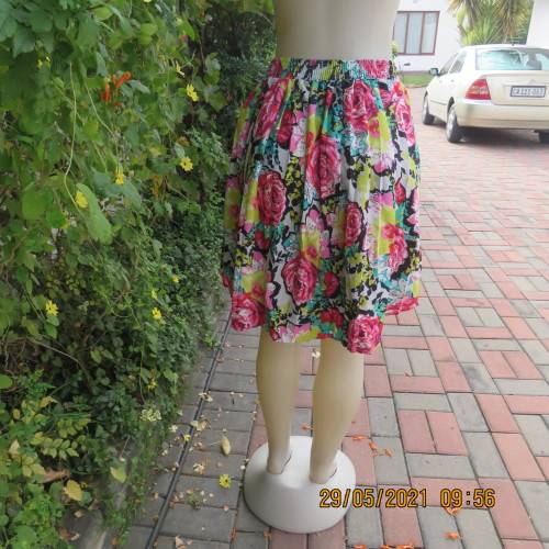 Chic permanent pleated cheerful floral high/low skirt in 100% silky polyester size 30/6 by MISS L.