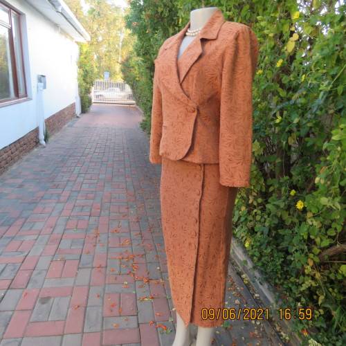 Avant Garde skirt and cropped jacket outfit in embossed golden brick poly/viscose blend.Size 32/34