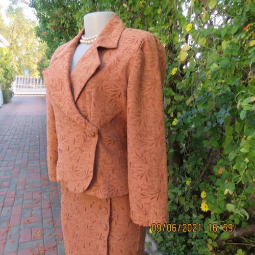 Avant Garde skirt and cropped jacket outfit in embossed golden brick poly/viscose blend.Size 32/34