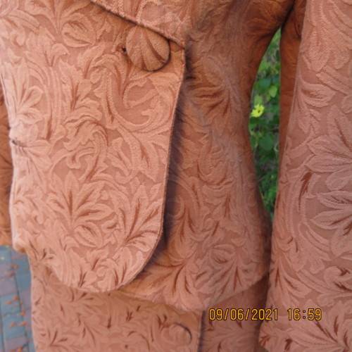 Avant Garde skirt and cropped jacket outfit in embossed golden brick poly/viscose blend.Size 32/34