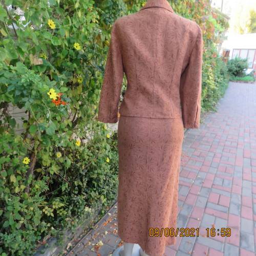 Avant Garde skirt and cropped jacket outfit in embossed golden brick poly/viscose blend.Size 32/34