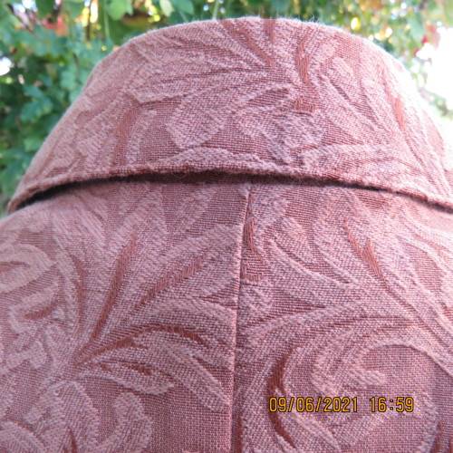 Avant Garde skirt and cropped jacket outfit in embossed golden brick poly/viscose blend.Size 32/34