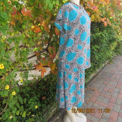 Smart monochrome dress with turquoise flower posies. Size 38/14 by STUDIO 1 N Y.Overlay top.As new.