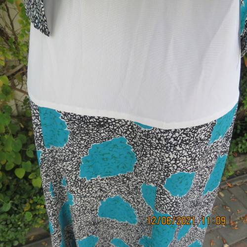 Smart monochrome dress with turquoise flower posies. Size 38/14 by STUDIO 1 N Y.Overlay top.As new.