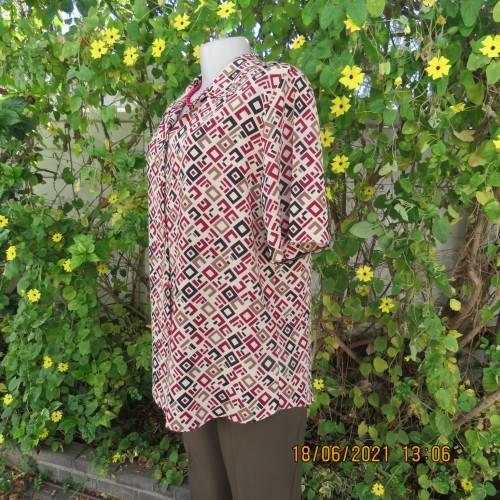 Classic geometric print cream short sleeve top with maroon/black print. Size 36/12.By OXYZONE.