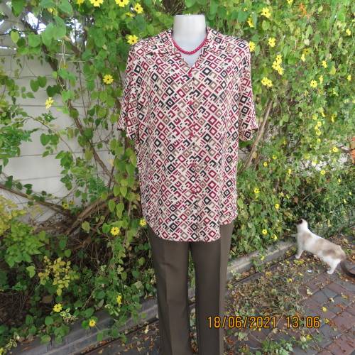 Classic geometric print cream short sleeve top with maroon/black print. Size 36/12.By OXYZONE.