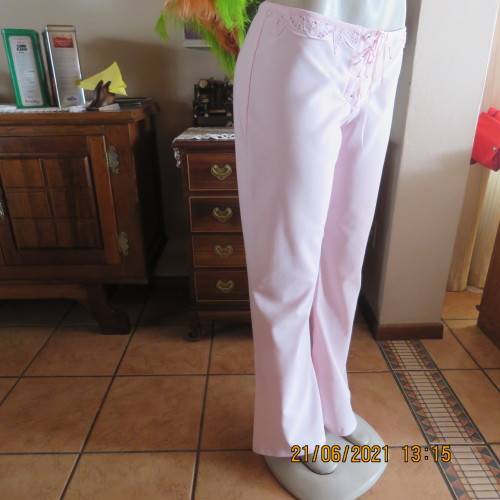 You will feel sensational in this feminine rose pink bootcut pants by TOPICS size 36/12. New cond.