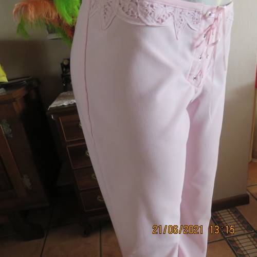 You will feel sensational in this feminine rose pink bootcut pants by TOPICS size 36/12. New cond.