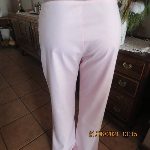 You will feel sensational in this feminine rose pink bootcut pants by TOPICS size 36/12. New cond.