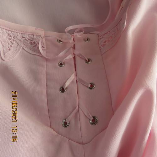 You will feel sensational in this feminine rose pink bootcut pants by TOPICS size 36/12. New cond.