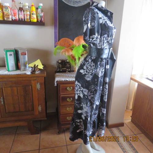 Pretty black and white floral 100% polyester dress with short sleeves.By OR size 34/10.Belt included