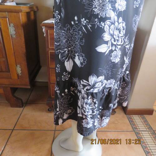 Pretty black and white floral 100% polyester dress with short sleeves.By OR size 34/10.Belt included