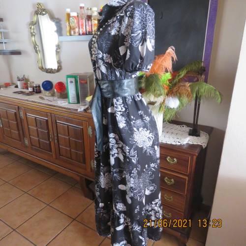Pretty black and white floral 100% polyester dress with short sleeves.By OR size 34/10.Belt included