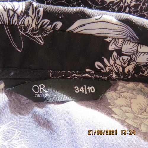 Pretty black and white floral 100% polyester dress with short sleeves.By OR size 34/10.Belt included