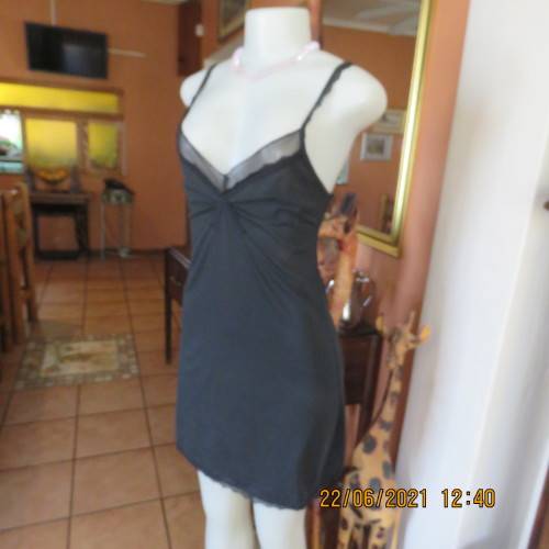 Lovely easy to wear black stretch polycotton under knee length petticoat. Adjustable straps.Size 34