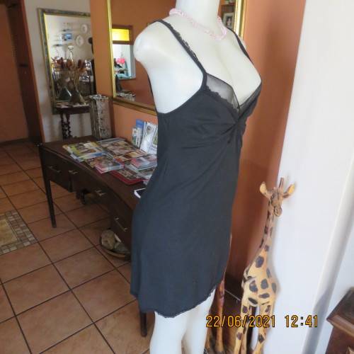 Lovely easy to wear black stretch polycotton under knee length petticoat. Adjustable straps.Size 34