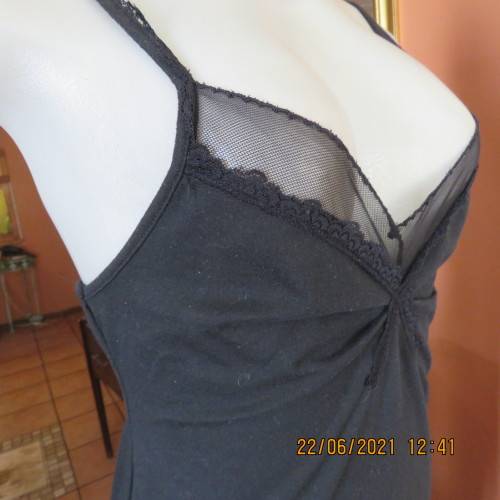 Lovely easy to wear black stretch polycotton under knee length petticoat. Adjustable straps.Size 34