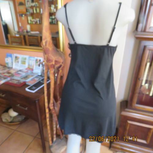 Lovely easy to wear black stretch polycotton under knee length petticoat. Adjustable straps.Size 34