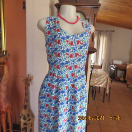Cheerful loose easy to wear 100% viscose dress with blue/red flowers.By THREADS size 40 to 42.As new