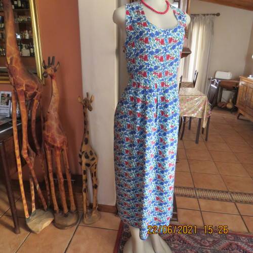 Cheerful loose easy to wear 100% viscose dress with blue/red flowers.By THREADS size 40 to 42.As new