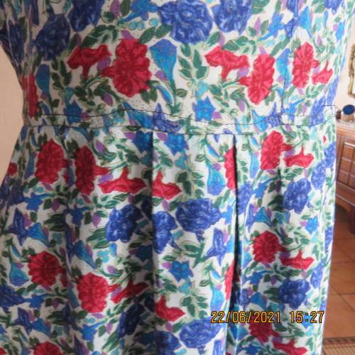 Cheerful loose easy to wear 100% viscose dress with blue/red flowers.By THREADS size 40 to 42.As new