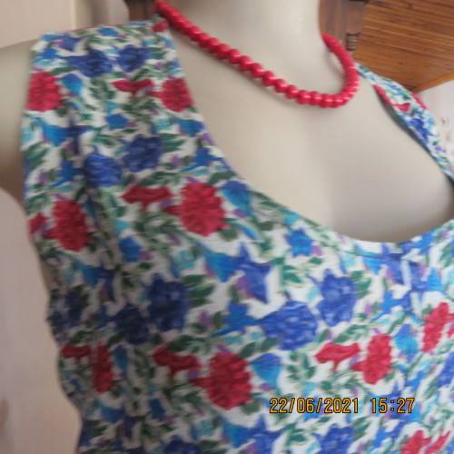 Cheerful loose easy to wear 100% viscose dress with blue/red flowers.By THREADS size 40 to 42.As new