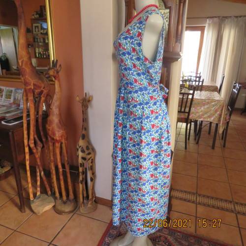 Cheerful loose easy to wear 100% viscose dress with blue/red flowers.By THREADS size 40 to 42.As new
