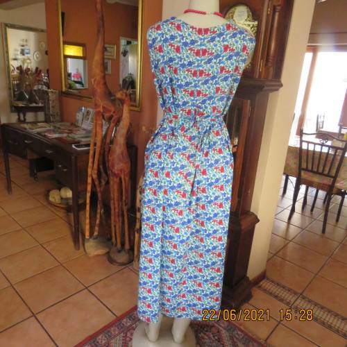 Cheerful loose easy to wear 100% viscose dress with blue/red flowers.By THREADS size 40 to 42.As new