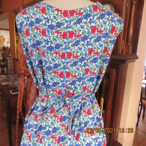 Cheerful loose easy to wear 100% viscose dress with blue/red flowers.By THREADS size 40 to 42.As new