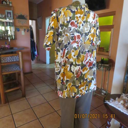 Eye catching boutique made short sleeve autumn colour top with floral design. Size 42/18.As new.