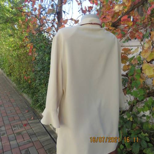 Stylish rich cream button down top in textured polyester.With flare sleeve cuffs. Size 42/18. As new