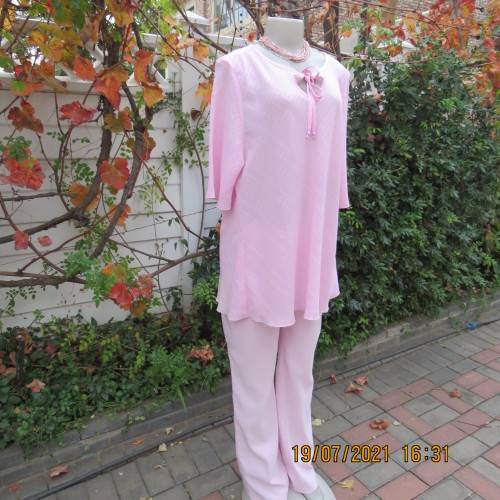 Carnation pink loose short sleeve top in bubble polyester.Slip over round neck with slit.Size 44/20.