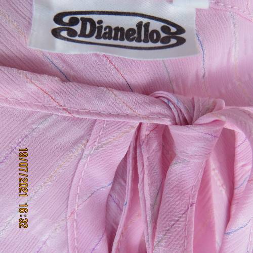 Carnation pink loose short sleeve top in bubble polyester.Slip over round neck with slit.Size 44/20.