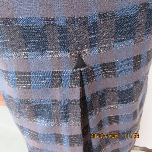 Stunning woolen skirt with double inverted pleat on front. By TEJ. Fully lined.See descript.for size