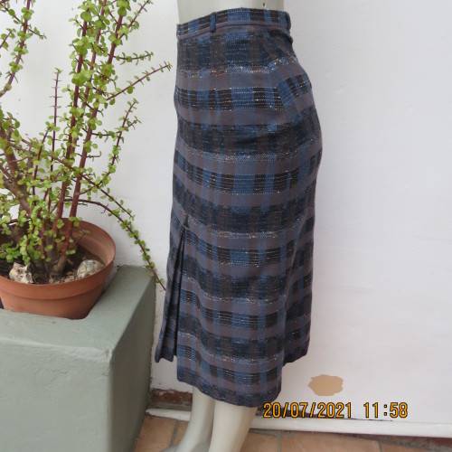 Stunning woolen skirt with double inverted pleat on front. By TEJ. Fully lined.See descript.for size